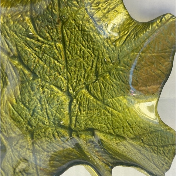 VINTAGE art glass green iridescent candy, nut, snack dish leaf shaped tray - Picture 6 of 10